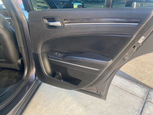 Used 2016 Chrysler 300 Limited image 41