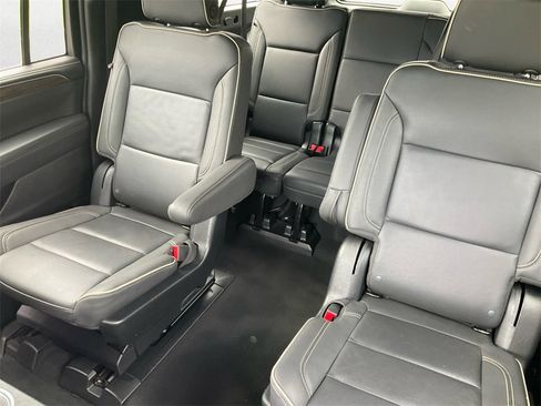 Used 2023 Chevrolet Suburban Premier image 9