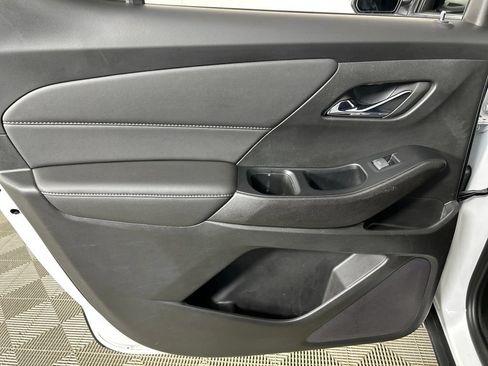 Used 2023 Chevrolet Traverse LT FWD image 16