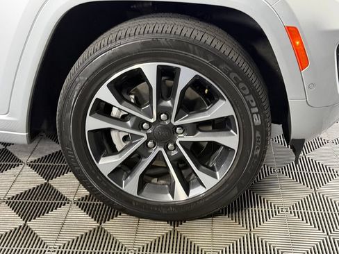 Used 2023 Jeep Grand Cherokee Overland AWD/4WD image 6