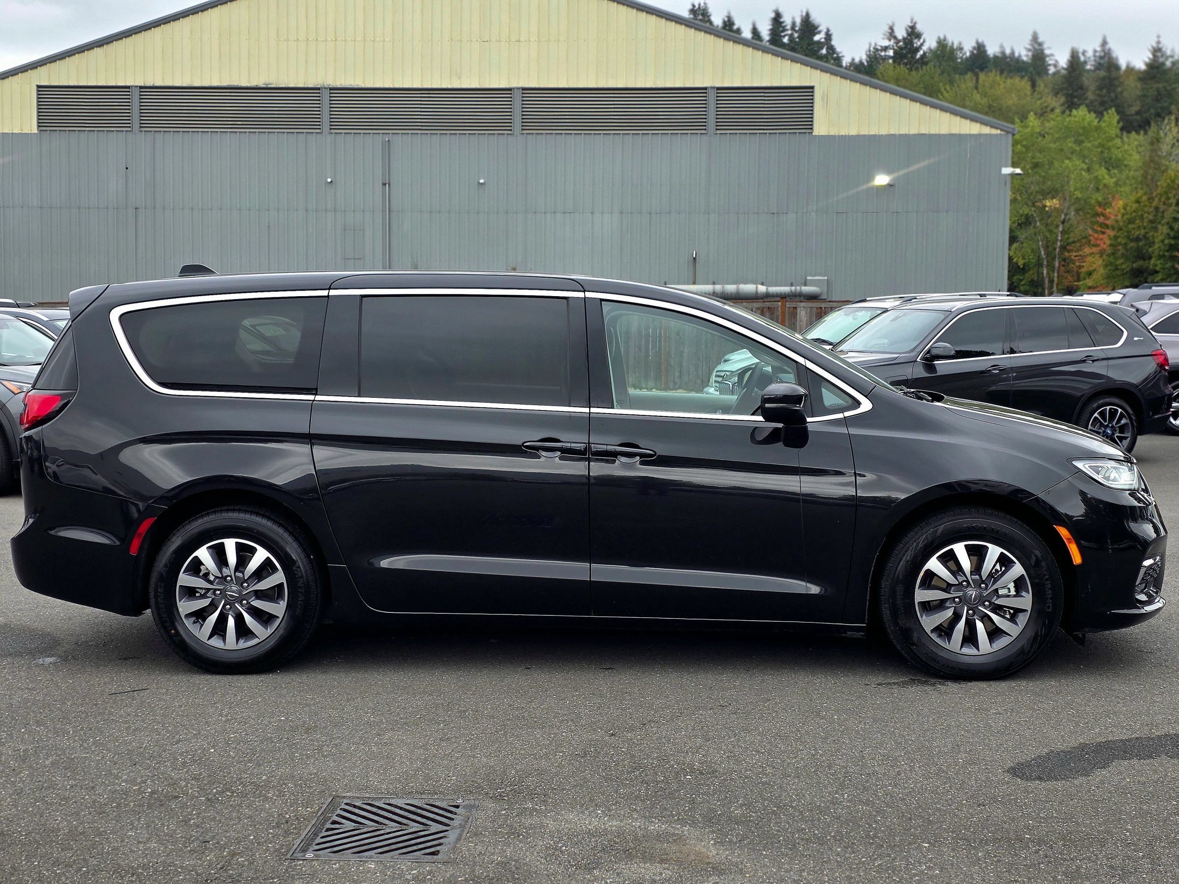 Used 2023 Chrysler Pacifica Touring-L FWD image 15