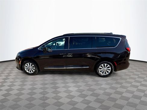 Used 2017 Chrysler Pacifica Touring-L image 9