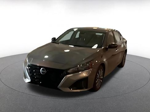 Used 2025 Nissan Altima 2.5 SV FWD image 2