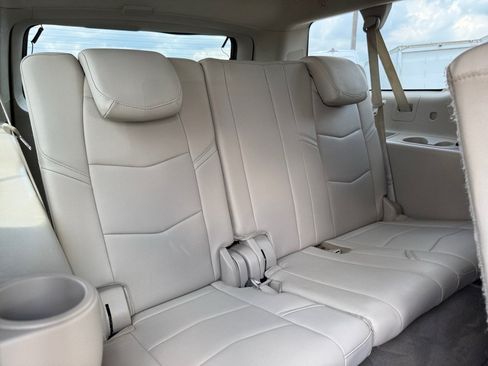 Used 2019 Cadillac Escalade ESV Luxury AWD/4WD image 16