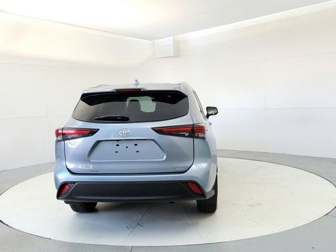 Certified 2024 Toyota Highlander XLE FWD image 5