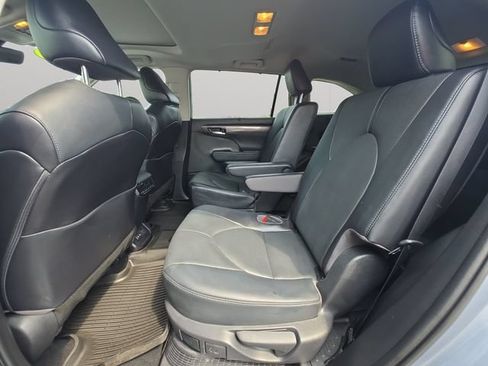 Used 2022 Toyota Highlander Limited FWD image 12