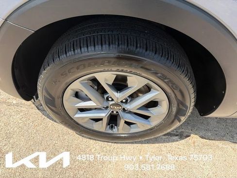 Certified 2025 Kia Telluride LX FWD image 4
