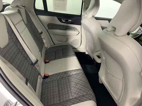 Used 2020 Volvo V60 T5 Cross Country image 18