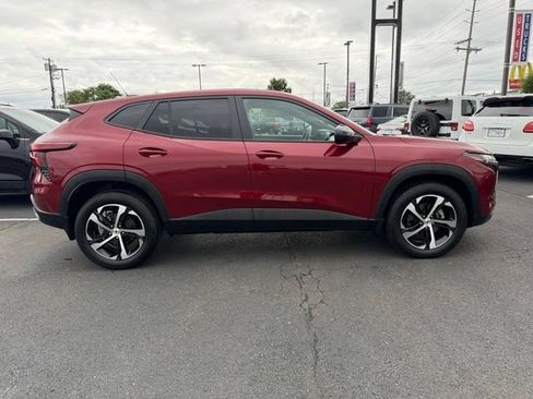 Used 2025 Chevrolet Trax RS w/ Sunroof Package FWD image 11