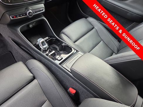 Used 2025 Volvo XC40 B5 Plus image 25