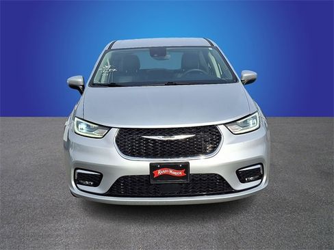 Used 2023 Chrysler Pacifica Touring-L image 2