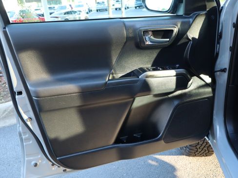 Used 2019 Toyota Tacoma TRD Off-Road AWD/4WD image 16