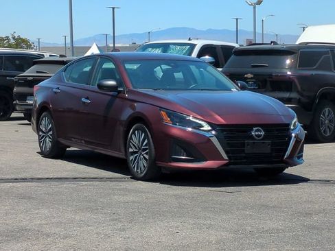 Used 2024 Nissan Altima 2.5 SV FWD image 2