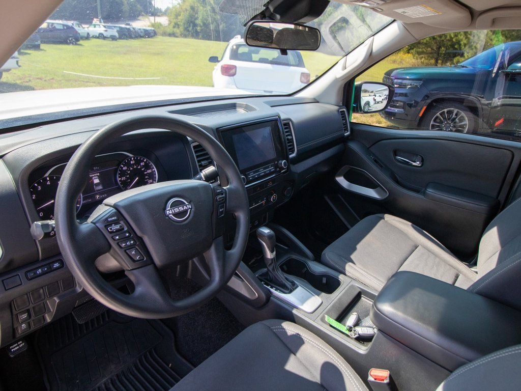 Used 2023 Nissan Frontier SV w/ Tow Package RWD image 6