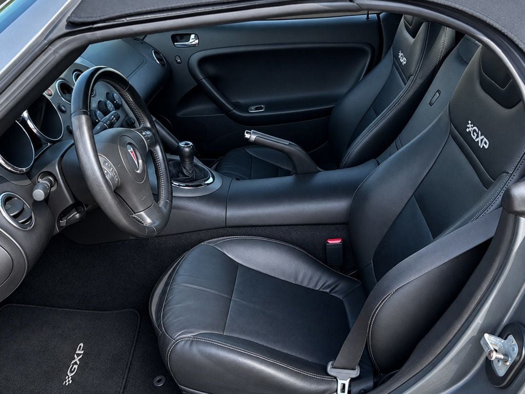 Used 2007 Pontiac Solstice GXP w/ Premium Package RWD image 3