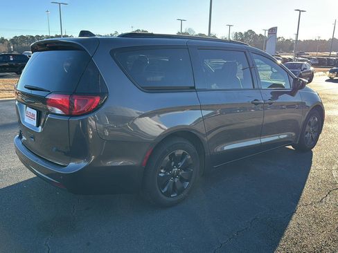 Used 2020 Chrysler Pacifica Touring-L w/ S Appearance Package image 5