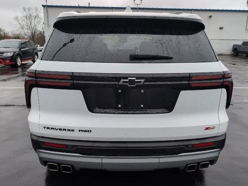 Used 2024 Chevrolet Traverse Z71 image 2