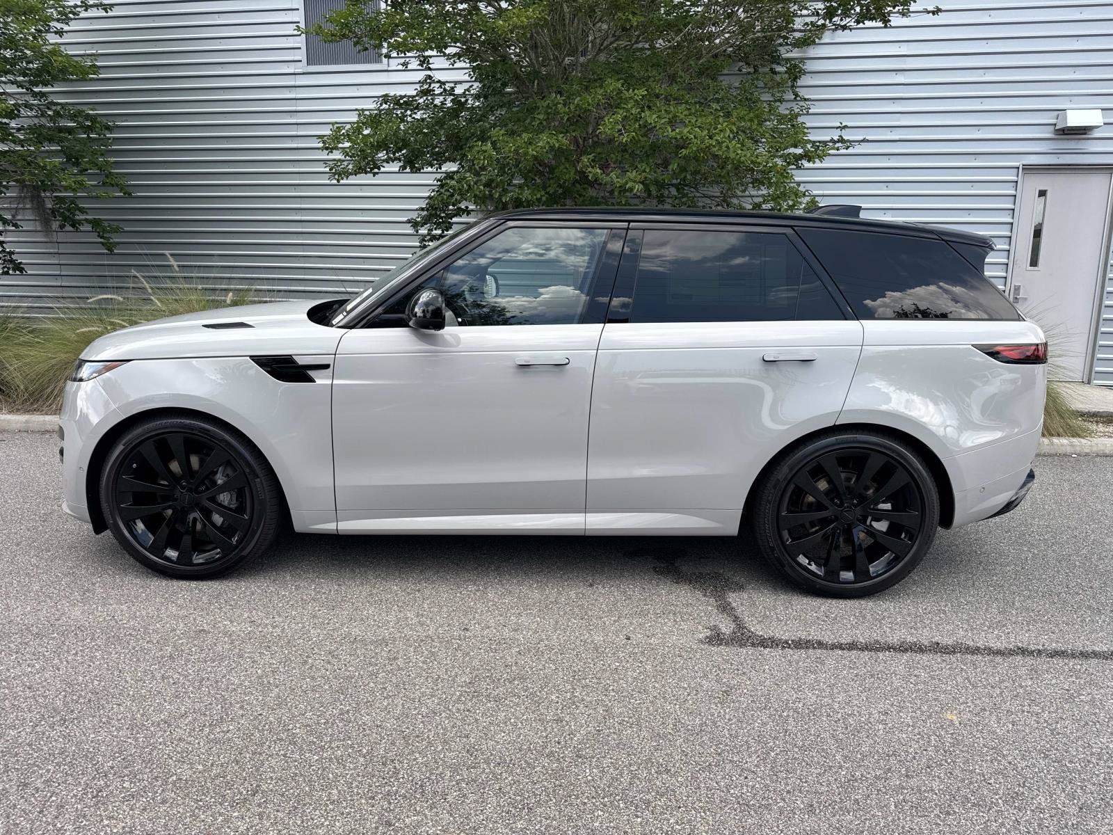 New 2026 Land Rover Range Rover Sport Dynamic SE AWD/4WD image 2