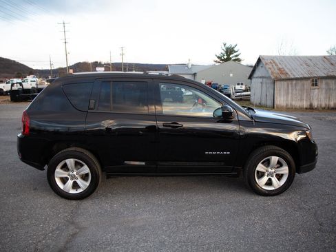 Used 2015 Jeep Compass Latitude image 2
