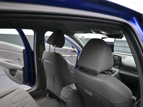 Certified 2025 Hyundai Elantra Sport image 36