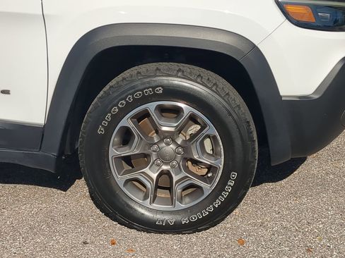 Used 2022 Jeep Cherokee Trailhawk image 10