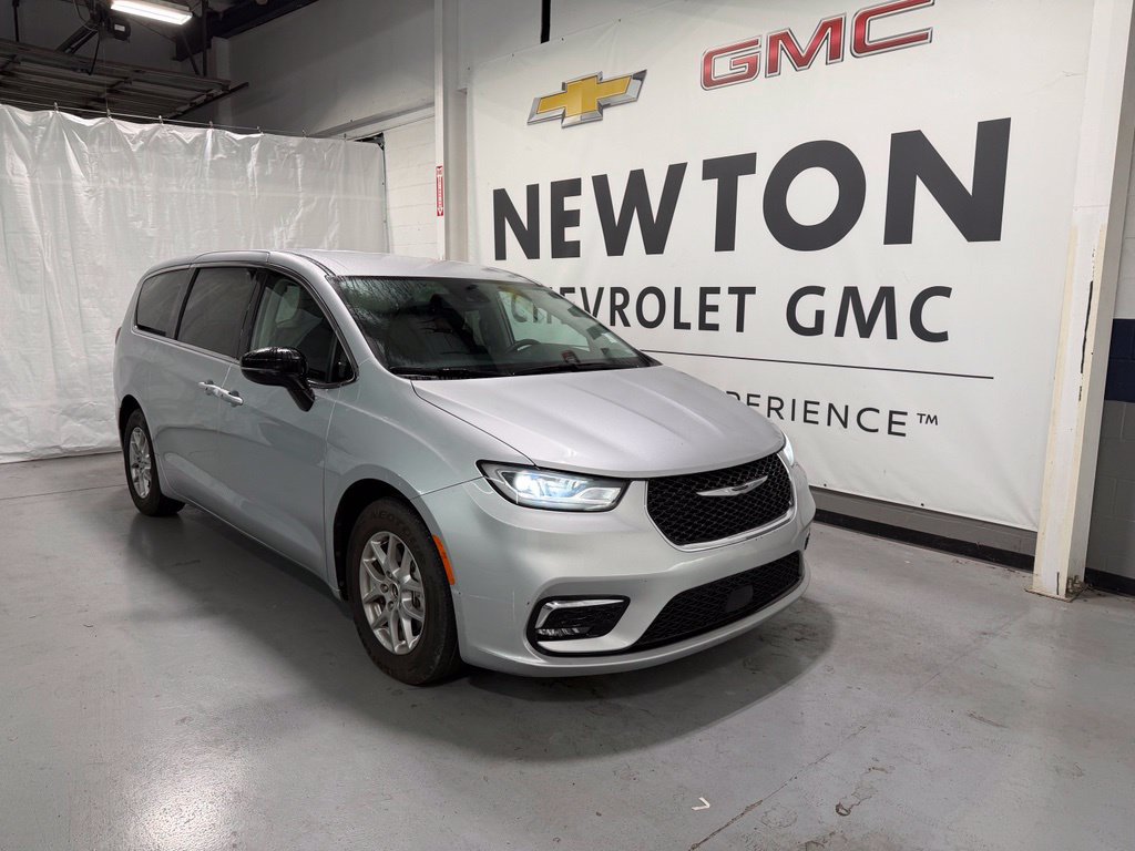 Used 2024 Chrysler Pacifica Touring-L FWD image 2