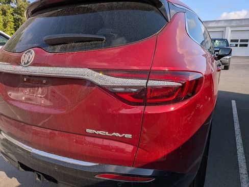 Used 2019 Buick Enclave Essence w/ LPO, Sport Appearance Package FWD image 9