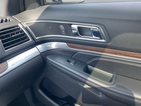 Used 2018 Ford Explorer Limited w/ Equipment Group 301A AWD/4WD image 39
