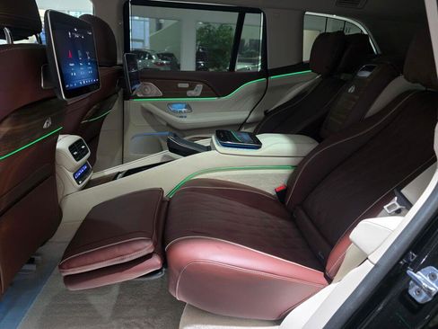 Used 2025 Mercedes-Benz Maybach GLS 600 4MATIC image 17