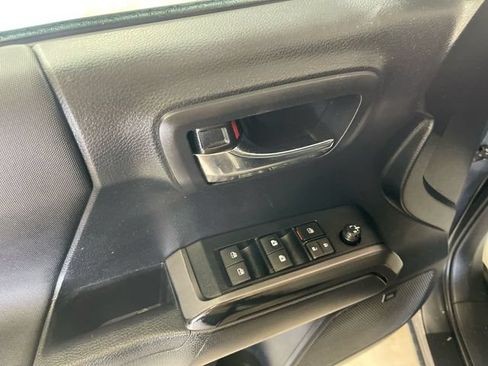 Used 2019 Toyota Tacoma TRD Off-Road AWD/4WD image 13