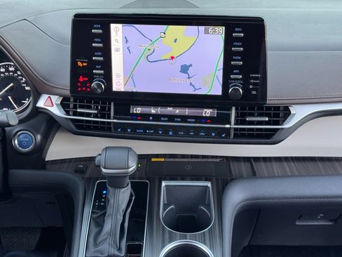 Used 2024 Toyota Sienna Platinum image 26