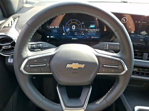 Used 2025 Chevrolet Equinox LT w/ Safety and Technology Package FWD image 16