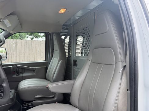 Used 2022 GMC Savana 2500 w/ Chrome Appearance Package RWD image 19