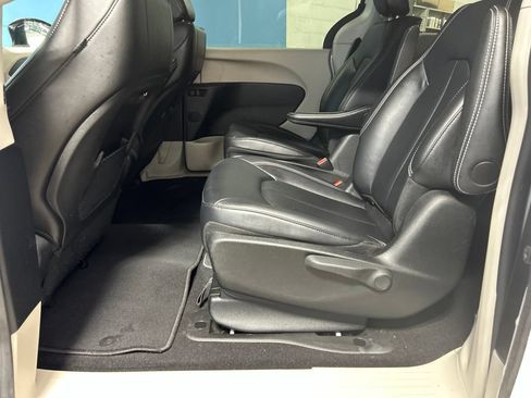 Used 2024 Chrysler Pacifica Limited FWD image 33