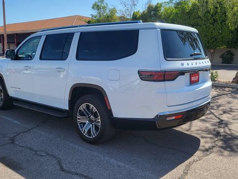 Used 2024 Jeep Wagoneer L Series II w/ Flexible Seating Group RWD image 8