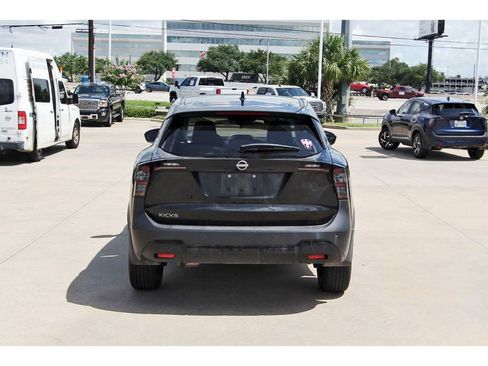 Used 2025 Nissan Kicks SV w/ Charging Package FWD image 5