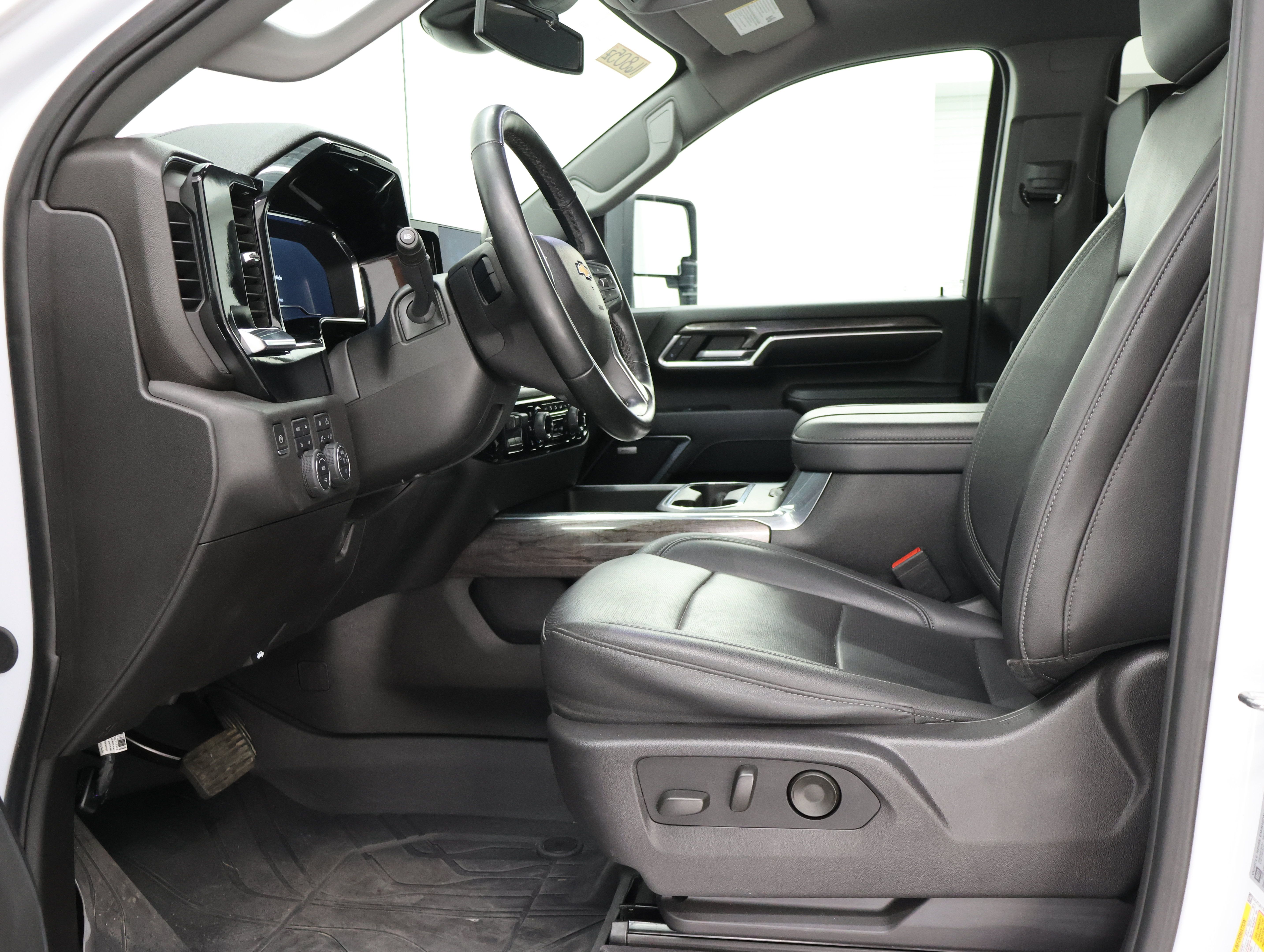 Used 2024 Chevrolet Silverado 3500 LTZ w/ LTZ Convenience Package AWD/4WD image 8