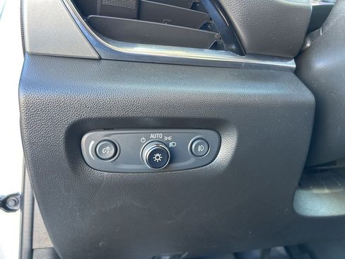 Used 2020 Chevrolet Traverse LT image 22