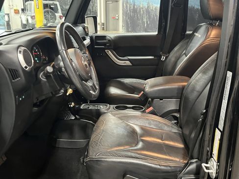 Used 2015 Jeep Wrangler Unlimited Rubicon w/ Connectivity Group image 12