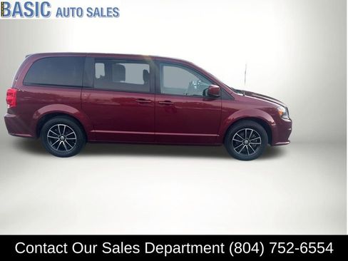 Used 2018 Dodge Grand Caravan SE image 2