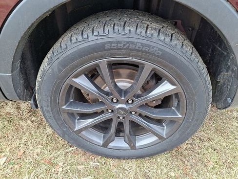 Certified 2018 Ford Explorer XLT w/ Equipment Group 202A image 5