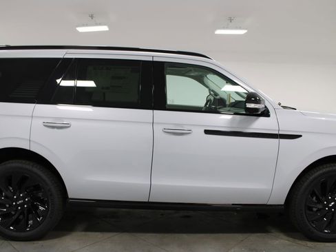 New 2026 Lincoln Navigator Reserve AWD/4WD image 10