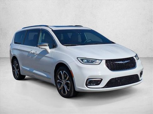 Used 2022 Chrysler Pacifica Pinnacle AWD/4WD image 3