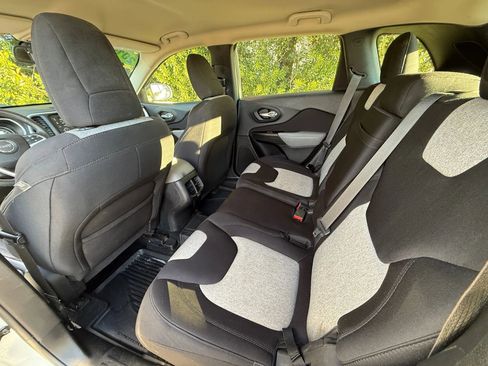 Used 2014 Jeep Cherokee Sport image 51