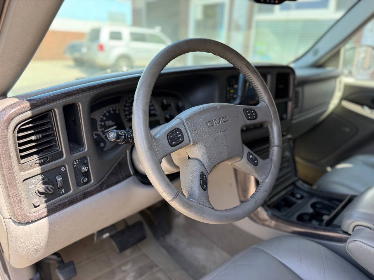 Used 2004 GMC Yukon Denali AWD/4WD image 12