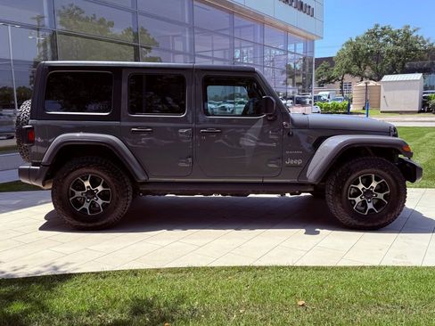 Used 2018 Jeep Wrangler Unlimited Sahara AWD/4WD image 5