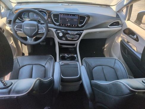 Used 2023 Chrysler Pacifica Limited FWD image 31