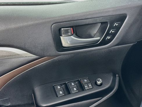 Used 2019 Toyota Highlander Limited AWD/4WD image 15