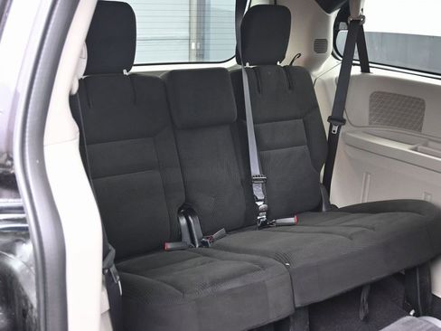 Used 2017 Dodge Grand Caravan SE image 28