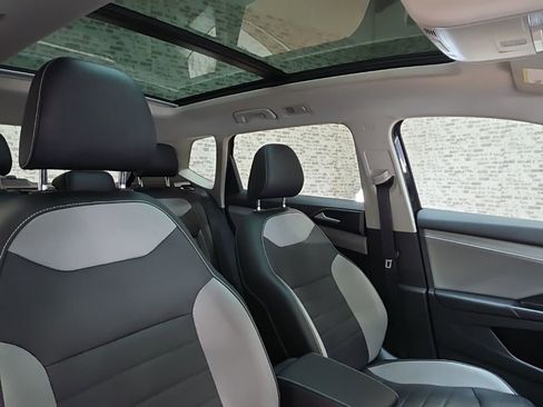 Used 2022 Volkswagen Taos SEL image 9